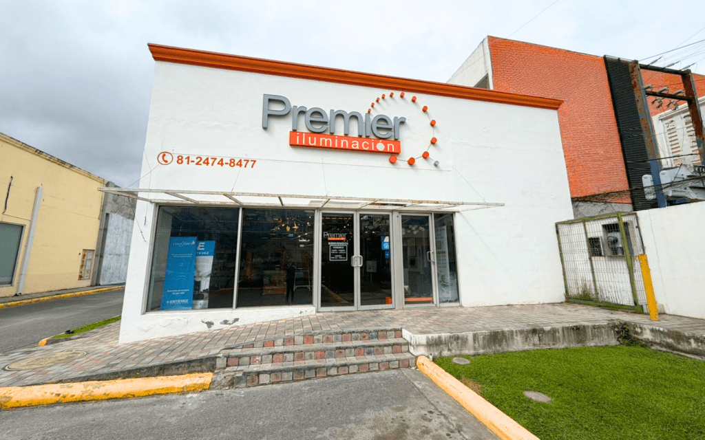 Fachada de Premier Iluminación - Tienda de iluminación en Monterrey.